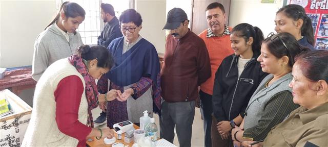 विश्व एड्स दिवस पर नस एवं सीसी के संयुक्त तत्वाधान में महाविद्यालय में आयोजित किया गया वृहद रक्तदान शिविर