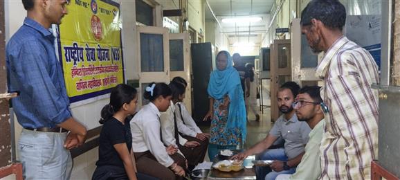 महिला महाविद्यालय हल्द्वानी की एनएसएस स्वयंससेवियो ने दान उत्सव के दौरान बेस अस्पताल में किया भोजन वितरण