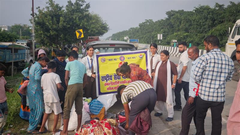शिक्षा संस्कृति के साथ सेवा संस्कारों की मिसाल बनीं महिला महाविद्यालय हल्द्वानी की एनएसएस स्वयंसेवकाएं, मलिन बस्तियों में वस्त्र दान कर मनाया दान उत्सव