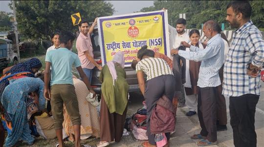 शिक्षा संस्कृति के साथ सेवा संस्कारों की मिसाल बनीं महिला महाविद्यालय हल्द्वानी की एनएसएस स्वयंसेवकाएं, मलिन बस्तियों में वस्त्र दान कर मनाया दान उत्सव