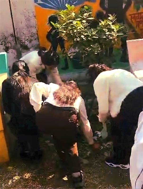 स्पर्श गंगा अभियान के अंतर्गत महिला महाविद्यालय में स्वच्छता एवं पर्यावरण संरक्षण गतिविधियां आयोजित